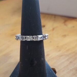 W- Elegant 360 Degree Cuic Zirconia And Silver Women's Ring